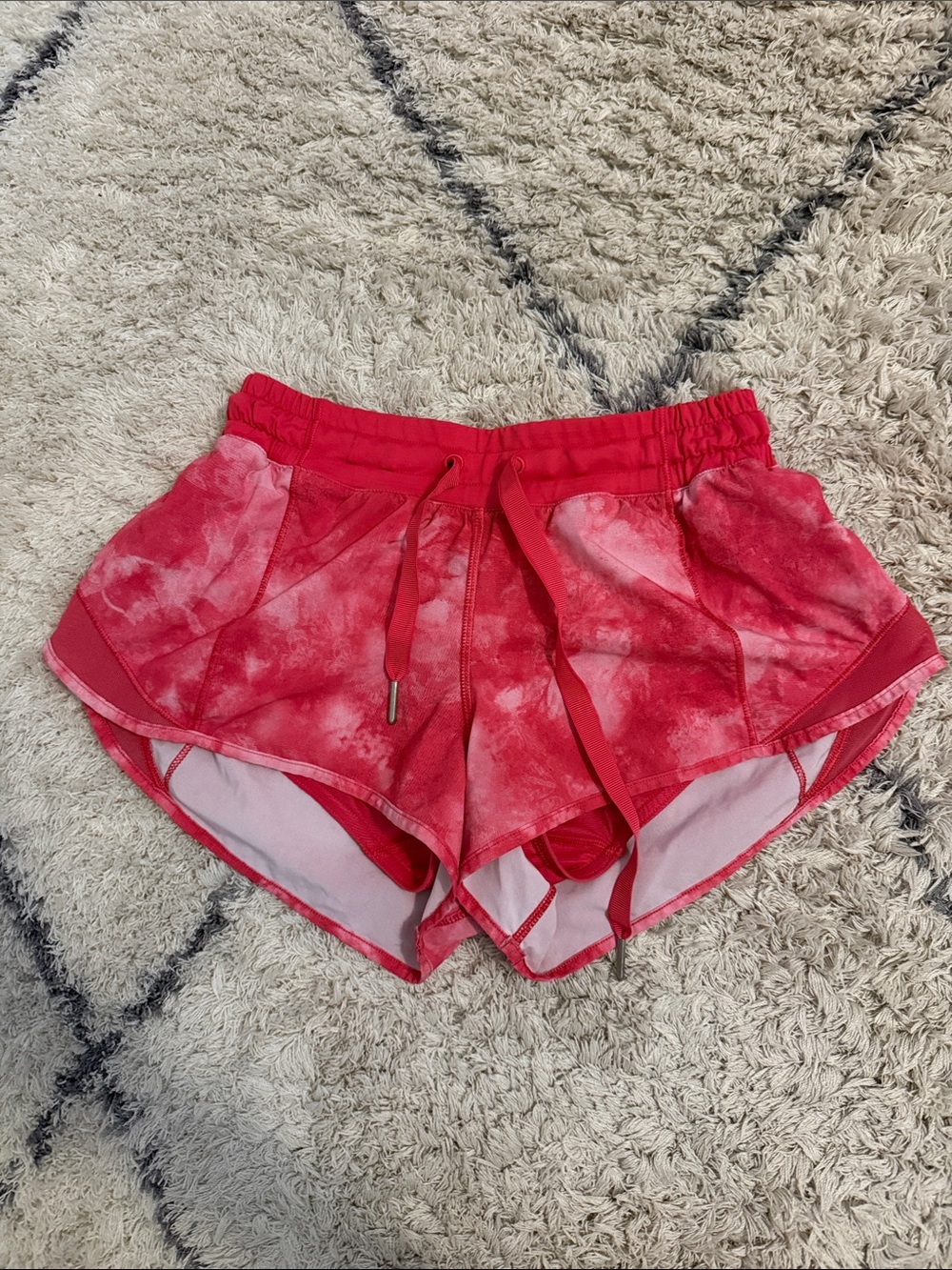 Women’s pink Tie-Dye Lululemon hotty hots size 4 2.5 inseam